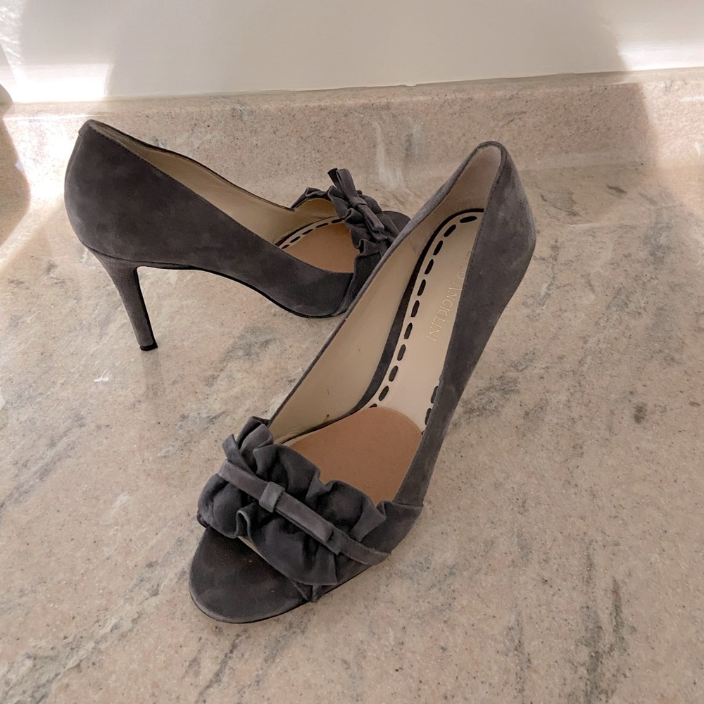 Enzo Angiolini grey suede heels
